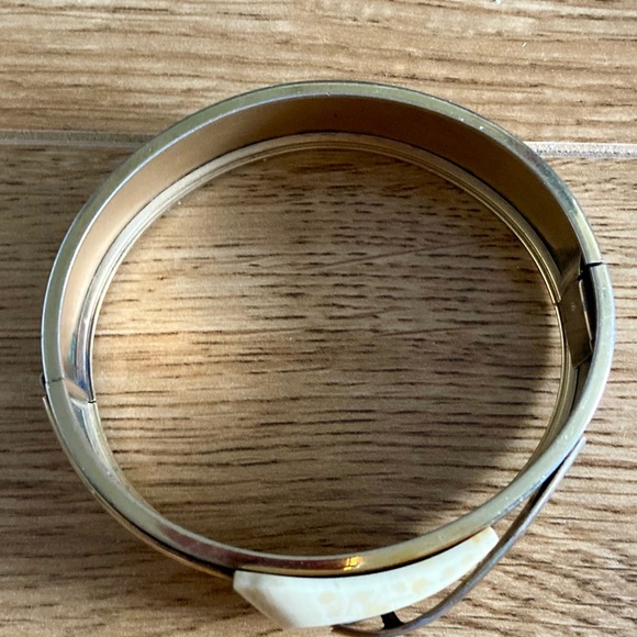 VINTAGE Bangle with Unique Bakelite Buckle Design. Hinge Lock for Easy On + Off - Picture 5 of 8